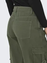 Pantalón cargo verde militar de corte ancho, con bolsillos laterales y bolsillos cargo con correas ajustables.