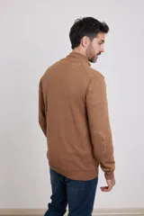 Cardigan azul de tejido de punto con cierre frontal y cuello alto.