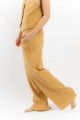 Pantalón de lino color mostaza, de corte recto, con cintura elastizada y costuras en contraste.