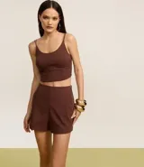 Short negro de tiro alto, corte recto y corto, con cierre lateral de cremallera.