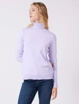 Polera tejida en hilado fino color verde oscuro, de manga larga con tajo en el puño y cuello alto.