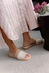 Sandalias de cuero negras con diseño de tiras cruzadas y detalle de elástico en el talón.