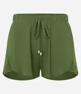 Short de salida de playa color verde militar, confeccionado en crepé con cintura elástica ajustable con lazo y punteras metalizadas.