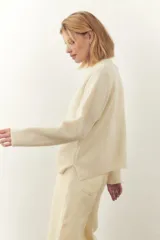 Cárdigan marrón de tejido de punto industrial con escote en V, combinación de puntos y botones en las mangas.