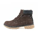 Bota de caña media color marrón de cuero nobuck, con cordones y suela de goma color beige.