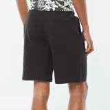 Bermudas negras lisas con bolsillos laterales y traseros.