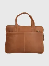 Maletín de cuero natural color marrón claro (tan) con forro interior de poliéster reciclado. Presenta un compartimento principal con cierre, bolsillo acolchado para laptop, bolsillo interior con cierre, y bolsillos exteriores con cierre en el frente y la espalda. Incluye correas ajustables y desmontables.