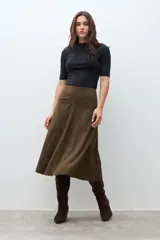 Falda midi de corte A, color verde oliva, con textura que simula gamuza.