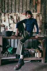 Pantalón de trabajo verde oliva, de tiro medio, confeccionado en gabardina de algodón. Presenta cinta utilitaria trasera, cintura ajustable, bolsillo para metro bordado y cinta reflectiva en los bajos.