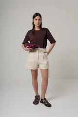 Short negro de tiro alto con pliegues y textura, de corte holgado.