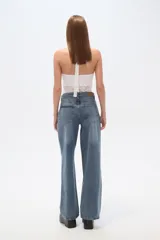 Pantalón de jean azul de corte recto y tiro medio.