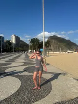 Conjunto de bikini negro con lunares blancos, compuesto por una musculosa con escote redondo y un short de tiro alto.