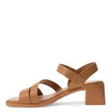 Sandalia de mujer color beige con tiras anchas y taco cuadrado bajo.