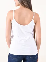 Musculosa blanca de breteles finos y escote en V.