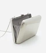 Cartera clutch rectangular rígida color dorado, con textura acanalada y cierre de broche. Incluye correa de cadena dorada desmontable.