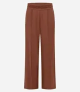 Pantalón recto color ladrillo, confeccionado en tejido orly con cintura elástica trabajada.