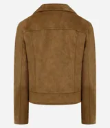 Campera biker color marrón, confeccionada en gamuza sintética, con cuello de solapa, cierre delantero diagonal y bolsillos con cremallera. Incluye tiras ajustables con botones a presión en la parte inferior.