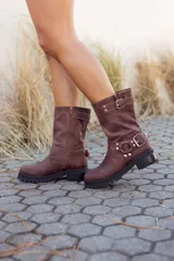 Botas de media caña de cuero color marrón con hebillas metálicas y cierre lateral.