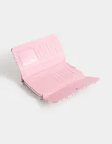 Billetera de cuerina estampada con cierre circundante y puller de material principal. Solapa con broche con botón para cerrado.