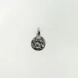 Dije redondo de plata 925 con la figura en relieve de un ángel querubín.