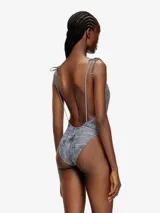 Traje de baño entero con estampado de jean, escote pronunciado en V con tirantes finos ajustables y corte de pierna alto.