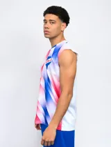 Musculosa de entrenamiento para hombre, color azul vibrante, con un patrón geométrico sutil en tonos más oscuros. Lleva el escudo del Club Nacional de Football en el pecho izquierdo.