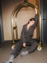 Pantalones cargo color gris oscuro, de corte holgado con cintura y bajos elásticos. Diseño funcional con bolsillos cargo.