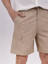 Bermuda color verde militar con cintura elastizada y cordón ajustable.