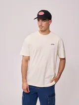 Gorra de lona lavada color azul con visera curva y parche bordado con el logo de Rusty en el frente.