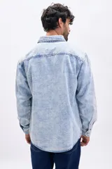 Sobrecamisa de jean de hombre, color azul claro con efecto acid wash. Posee cuello camisero, cierre frontal de botones y dos bolsillos con tapa en el pecho.