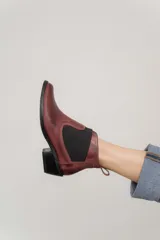 Botas Chelsea de cuero color marrón oscuro, con paneles laterales elásticos en marrón y suela de goma.