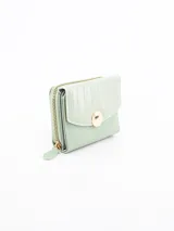 Billetera pequeña color verde con textura simil cuero de cocodrilo y cierre con botón a presión.