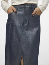 Falda midi de denim azul con revestimiento plateado, tiro alto, bolsillos delanteros y abertura frontal.