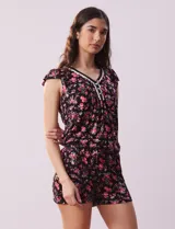 Conjunto de pijama marca René Rofé, compuesto por short y remera de tejido soft estampado. Remera de escote en V con aplique de puntilla, botones y detalle plisado. Short con cintura elastizada.
