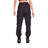 Pantalón deportivo negro de tejido woven con cintura elástica, corte holgado y logo de Nike bordado en blanco en la pierna izquierda.