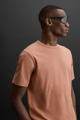 Camiseta relaxed fit color beige confeccionada en tejido con mezcla de algodón, cuello redondo, manga corta y logo estampado en el bajo. Zara Athleticz.