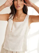 Musculosa color crema de lino con escote cuadrado y costadillos a contratono.