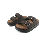 Sandalia marrón con doble tira y hebillas metálicas.