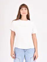 Remera blanca de corte recto y mangas cortas.