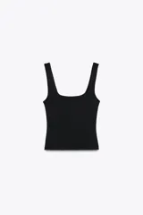 Camiseta negra de tirantes anchos y escote cuadrado.
