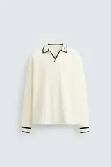 Polo color crema de corte relajado, con cuello solapa con abertura frontal y manga larga. Presenta bordado combinado a contraste en cuello y rib en los puños.