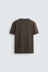 Camiseta marrón de corte slim fit, confeccionada en tejido de algodón con elasticidad, cuello redondo y manga corta.