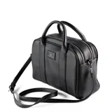 Cartera tipo baúl color negro, de cuero sintético, con doble asa corta y correa larga regulable y desmontable. Tiene cierre superior, dos compartimentos internos y tres bolsillos internos, uno con cierre.