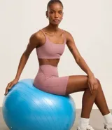 Top deportivo color borgoña con breteles finos y espalda deportiva.