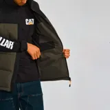 Chaleco acolchado Caterpillar, color marrón con parte superior negra, cierre frontal con cremallera, cuello alto y bolsillos laterales con cierre.