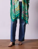 Kimono Barrington de satén color verde con estampado de hojas y flores en tonos naranja, rosa y amarillo.