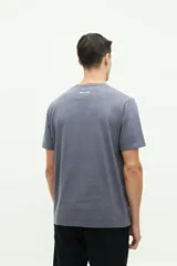 Remera negra de manga corta con bolsillo frontal y logo estampado.