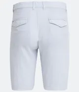 Bermuda de hombre en lino color gris claro, de corte recto, con textura discreta, bolsillos laterales y cierre frontal con botón y cremallera.