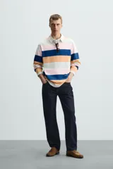 Polo de hombre de corte regular, con cuello solapa y cierre frontal de botonadura oculta por solapa, y manga larga. Diseño a rayas horizontales en azul marino, naranja, rosa y verde agua.