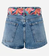 Short de jean de cintura alta con trabillas, cierre por botón y cremallera, bolsillos delanteros y traseros. Incluye cinturón pañuelo con estampa tropical de cocoteros.